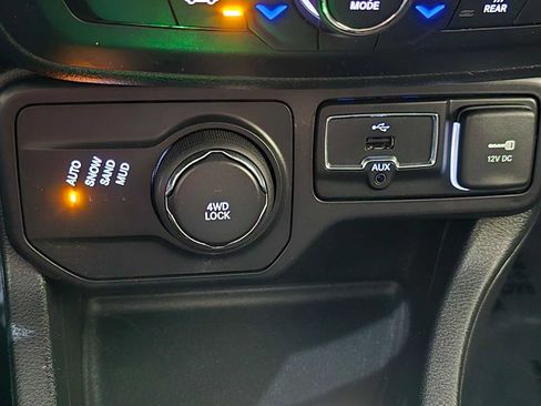 Used 2018 Jeep Renegade Latitude w/ Cold Weather Group AWD/4WD image 15