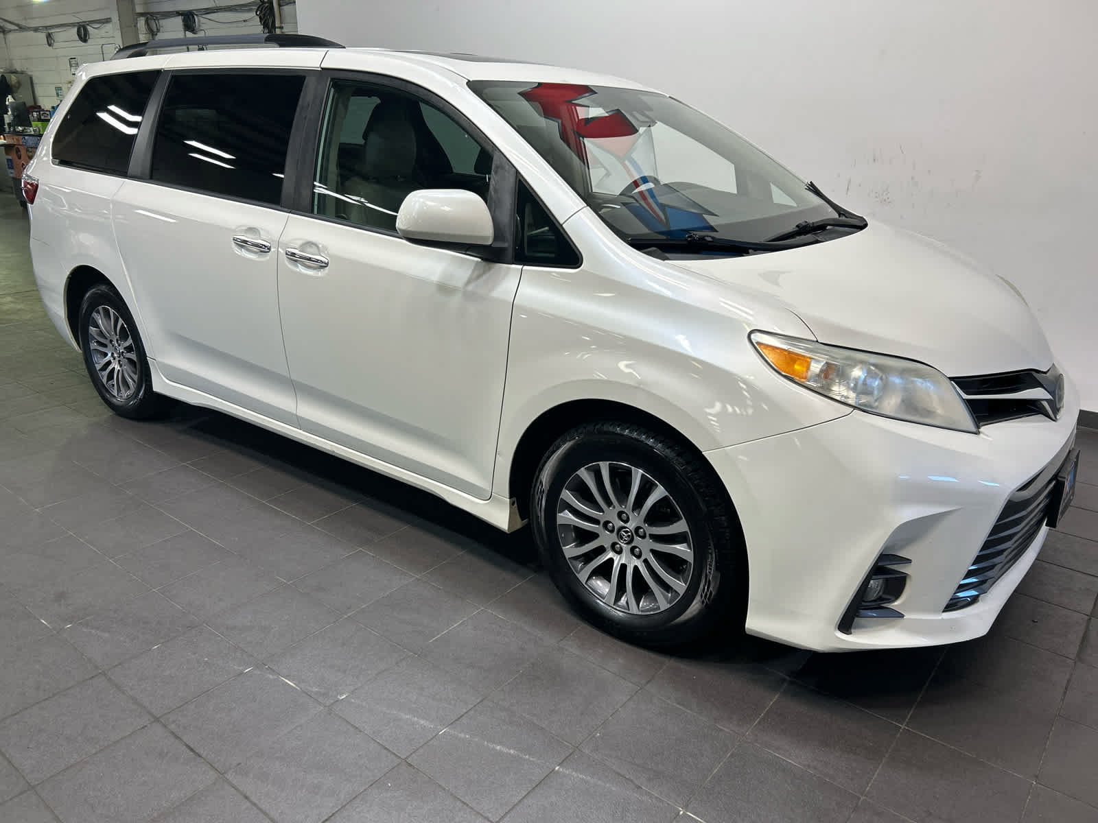 Used 2019 Toyota Sienna XLE FWD image 2