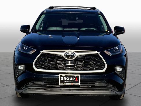 Used 2023 Toyota Highlander XLE FWD image 4