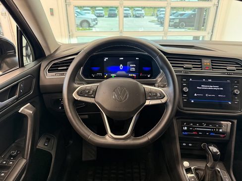 Used 2022 Volkswagen Tiguan SE w/ Panoramic Sunroof Package FWD image 22
