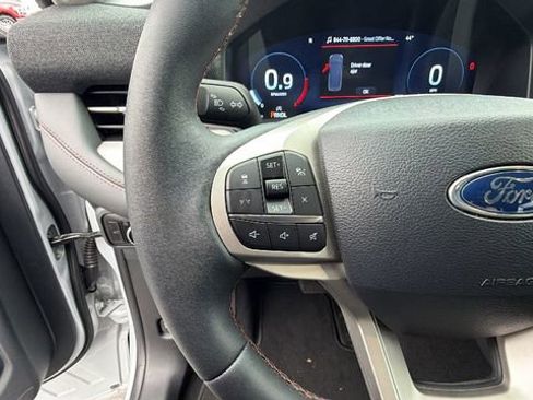 Used 2025 Ford Explorer Active image 28