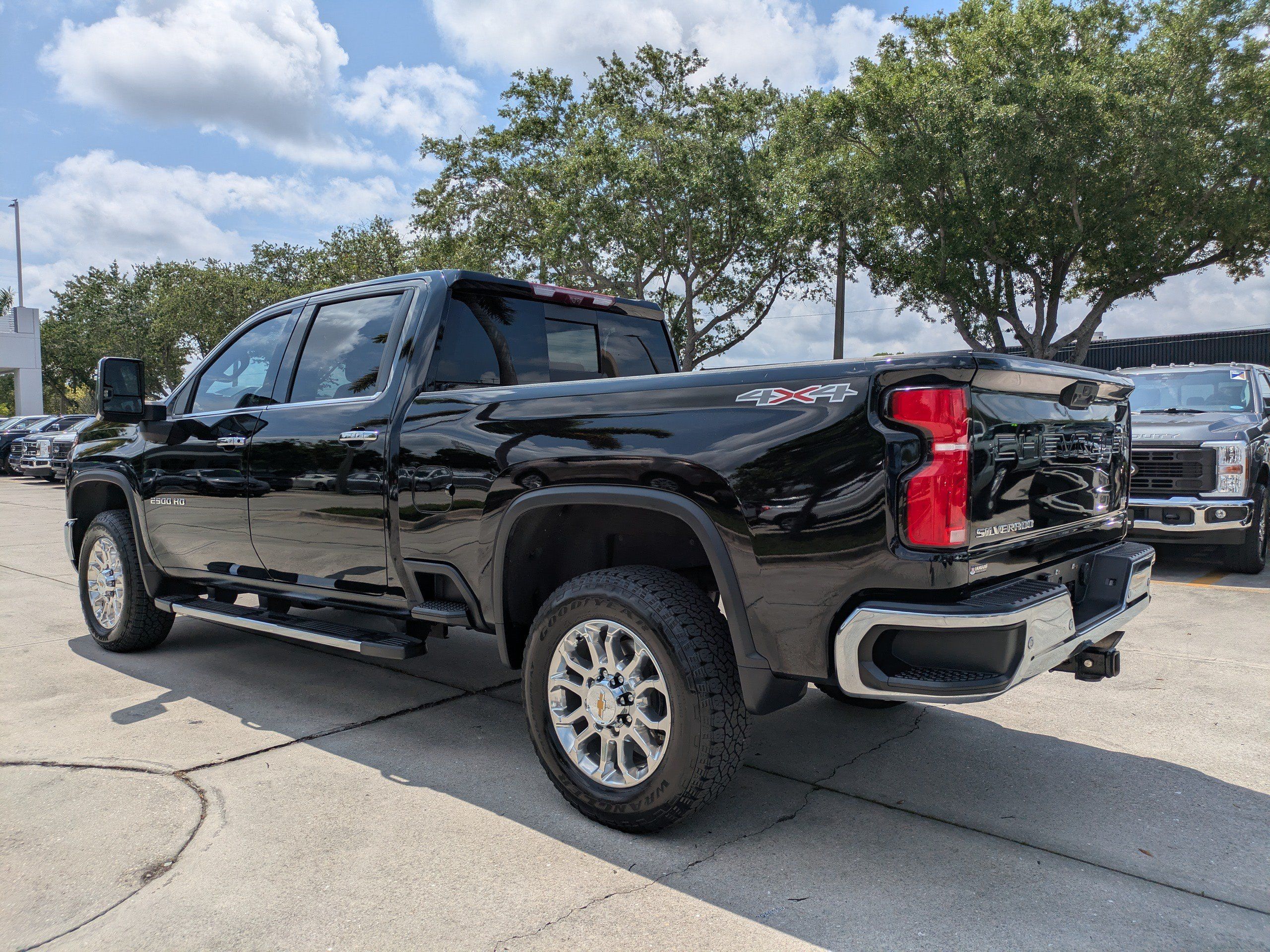 Used 2024 Chevrolet Silverado 2500 LTZ w/ LTZ Premium Package AWD/4WD image 6