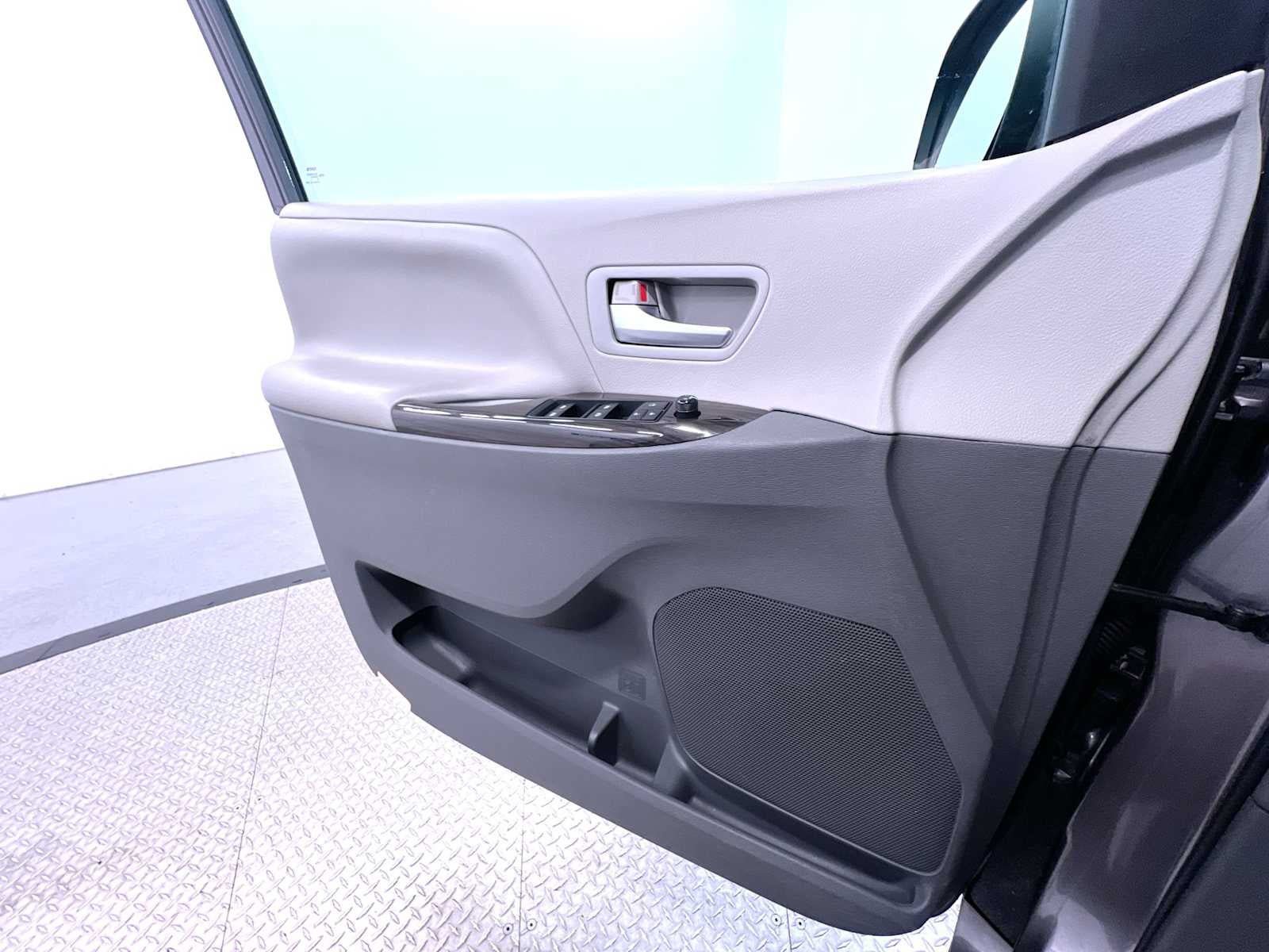 Used 2015 Toyota Sienna XLE FWD image 32