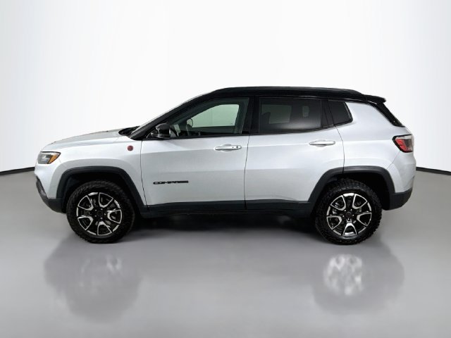 Used 2025 Jeep Compass Trailhawk AWD/4WD image 4