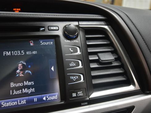Used 2019 Toyota Highlander XLE AWD/4WD image 21