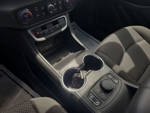 Used 2024 GMC Terrain SLE w/ Driver Convenience Package FWD image 31
