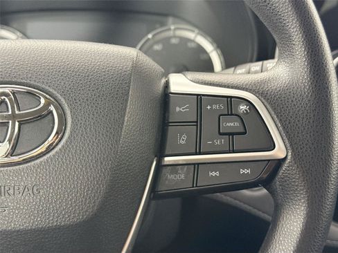 Used 2023 Toyota Highlander L FWD image 18
