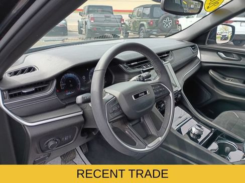 Used 2023 Jeep Grand Cherokee Altitude AWD/4WD image 13
