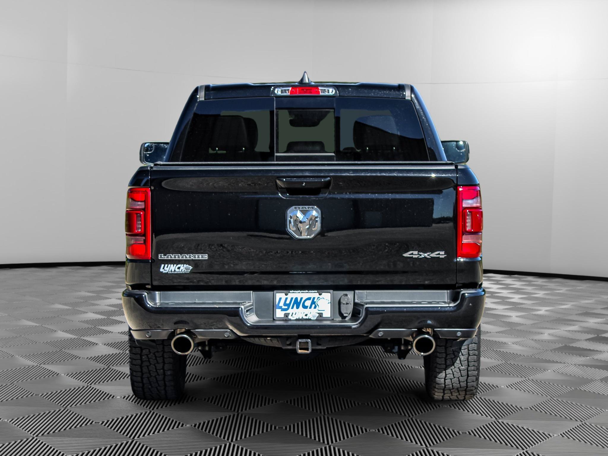 Used 2023 RAM 1500 Laramie AWD/4WD image 2