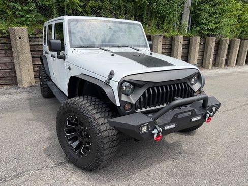 Used 2016 Jeep Wrangler Unlimited Sahara w/ Connectivity Group AWD/4WD image 3