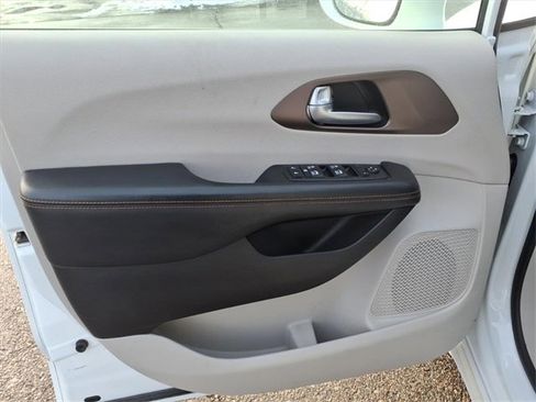 Used 2017 Chrysler Pacifica Touring-L Plus image 9