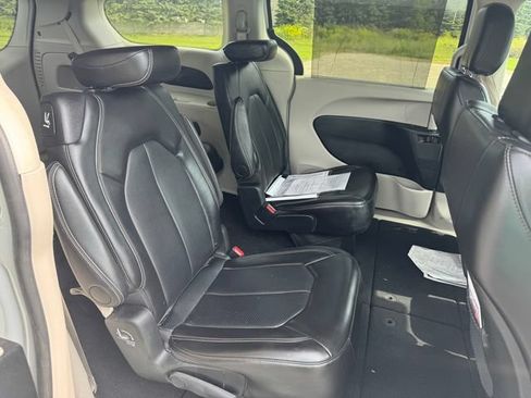 Certified 2024 Chrysler Pacifica Touring-L FWD image 15