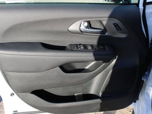 New 2026 Chrysler Pacifica Select image 9