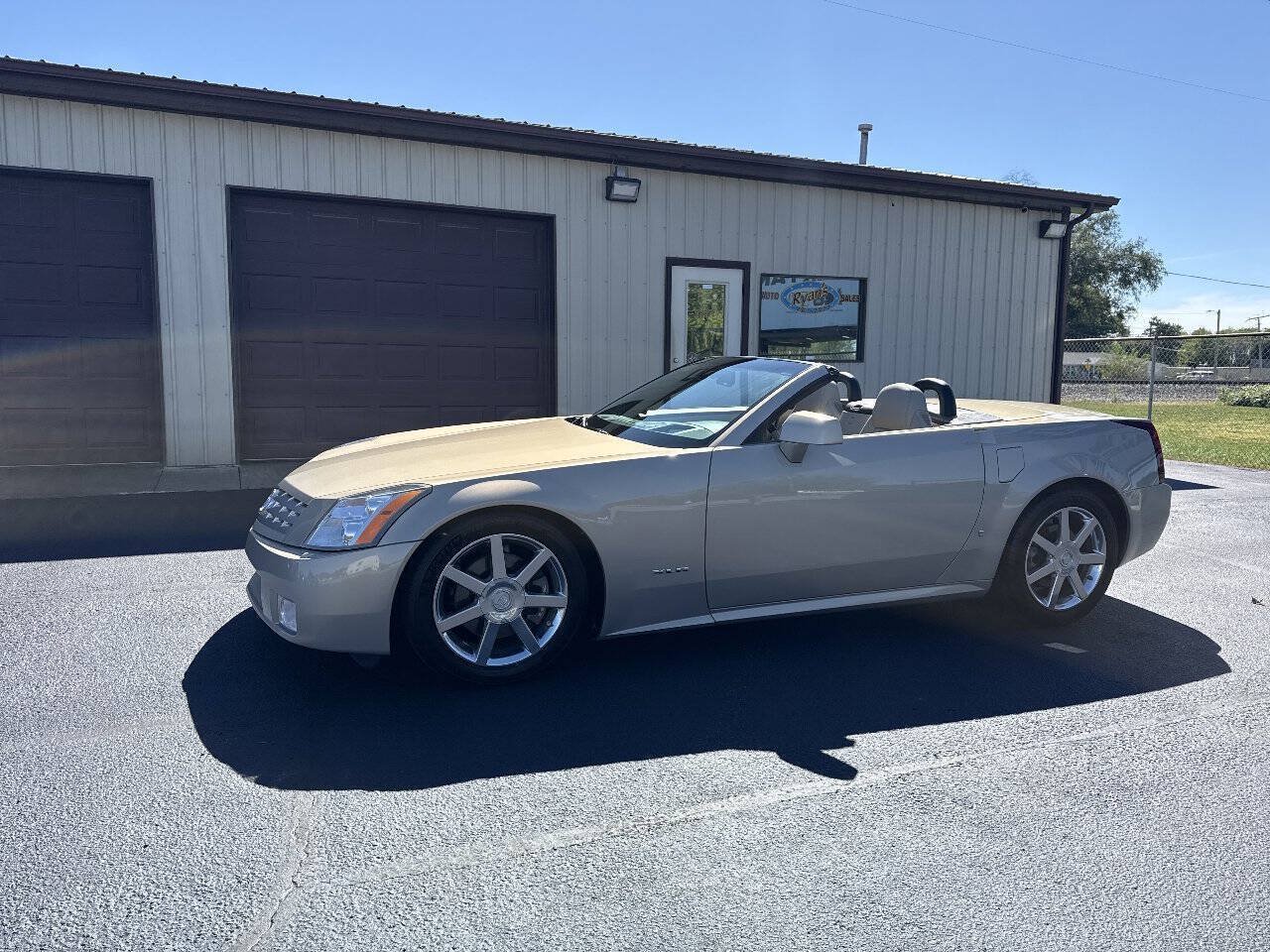 Used 2006 Cadillac XLR RWD image 2