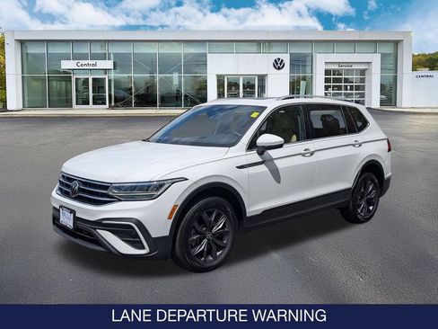 Certified 2022 Volkswagen Tiguan SE w/ Panoramic Sunroof Package AWD/4WD image 3