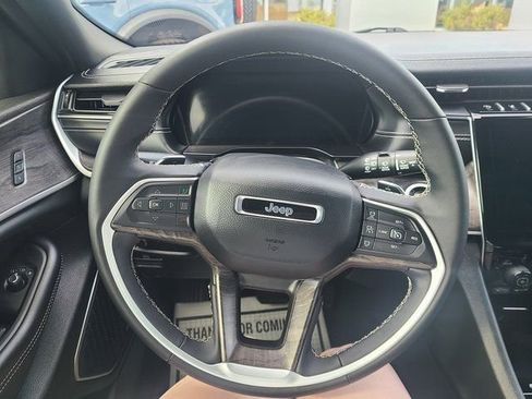 Used 2025 Jeep Grand Cherokee Limited image 8