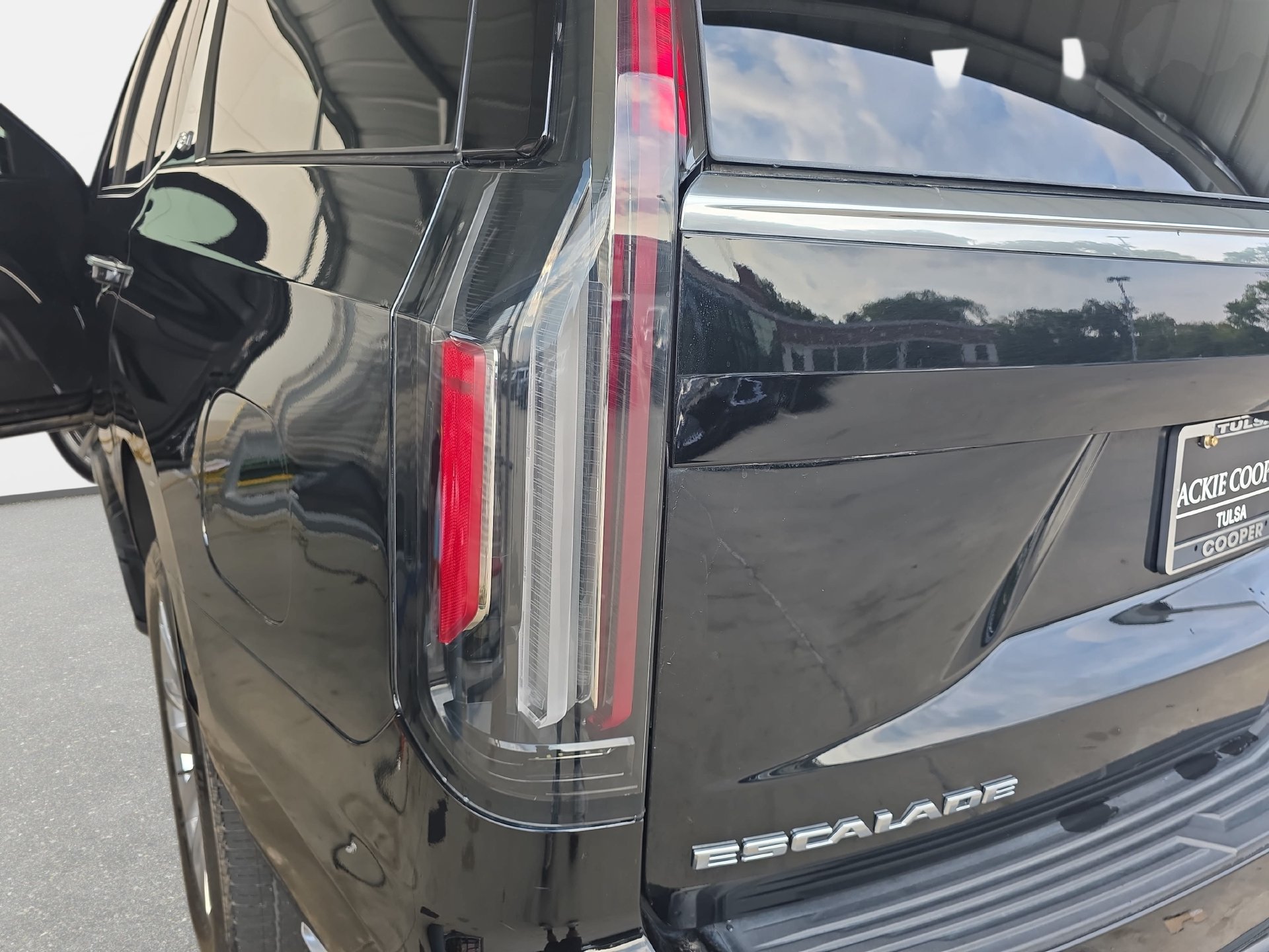 Used 2024 Cadillac Escalade Premium Luxury RWD image 33