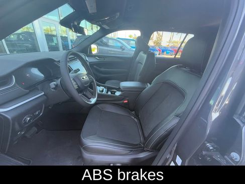 New 2025 Jeep Grand Cherokee Altitude image 9