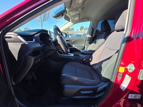 Used 2022 Toyota RAV4 LE image 9