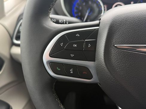 Used 2024 Chrysler Pacifica Touring-L image 37