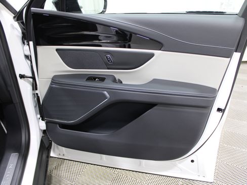 Used 2025 Lincoln Nautilus Premier AWD/4WD image 21