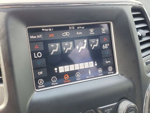 Used 2019 Jeep Grand Cherokee Laredo AWD/4WD image 17