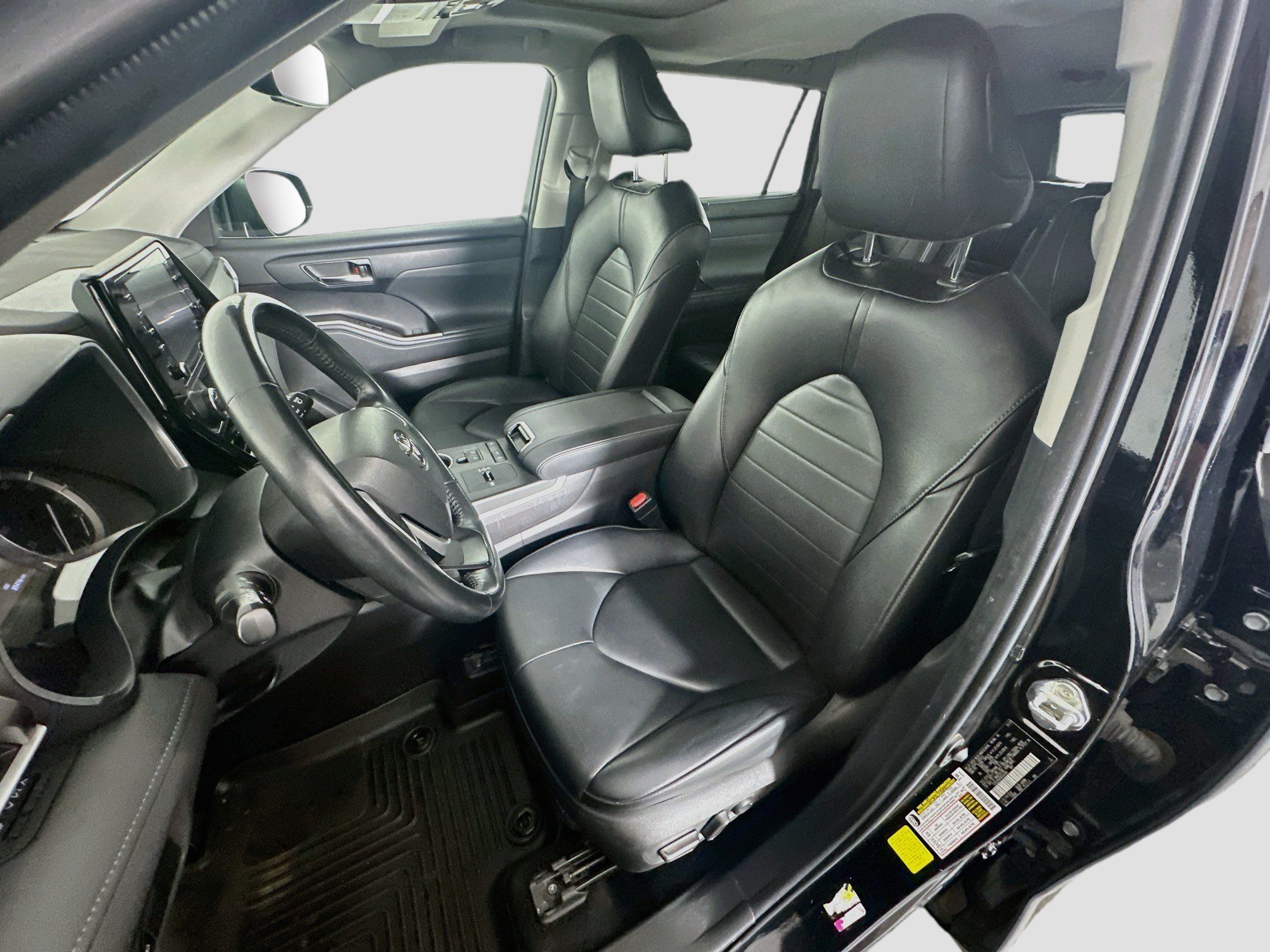 Used 2022 Toyota Highlander XLE FWD image 13