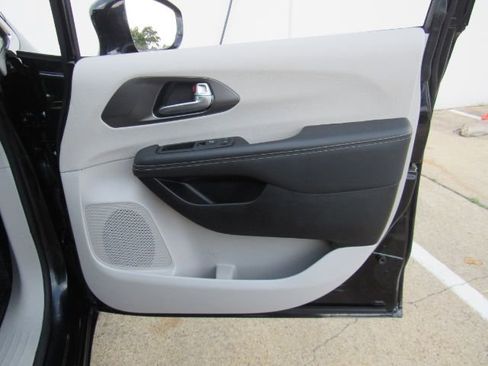 Used 2024 Chrysler Pacifica Touring-L image 20