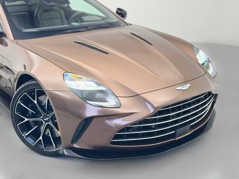 Used 2025 Aston Martin V8 Vantage Coupe image 32