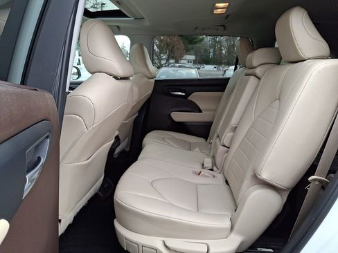 Used 2021 Toyota Highlander XLE image 12