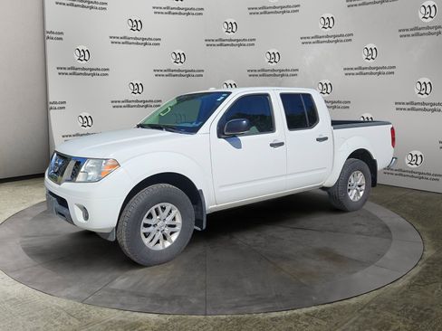 Used 2015 Nissan Frontier SV AWD/4WD image 1