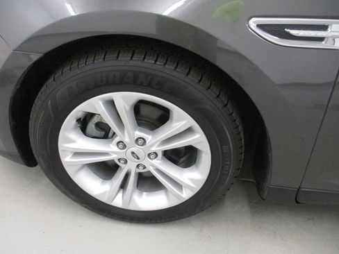 Used 2017 Ford Taurus SE FWD image 4