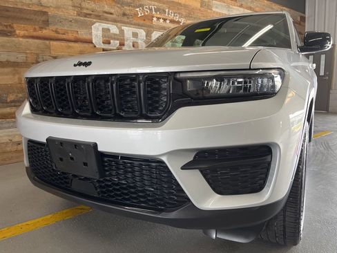 Used 2023 Jeep Grand Cherokee Altitude AWD/4WD image 9
