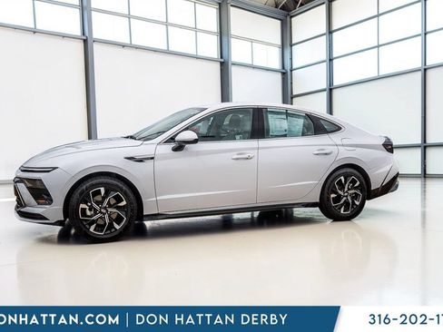 Used 2025 Hyundai Sonata SEL FWD image 2