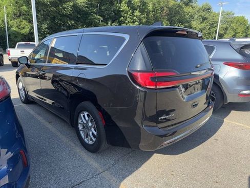 Used 2025 Chrysler Pacifica Select FWD image 4