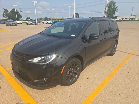 Used 2019 Chrysler Pacifica Limited w/ Advanced Safetytec Group FWD image 4