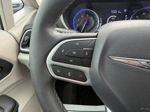 Used 2024 Chrysler Pacifica Touring-L image 16