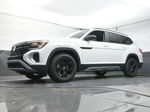 Used 2025 Volkswagen Atlas Peak Edition SE image 36