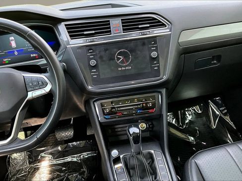 Used 2022 Volkswagen Tiguan SE AWD/4WD image 9