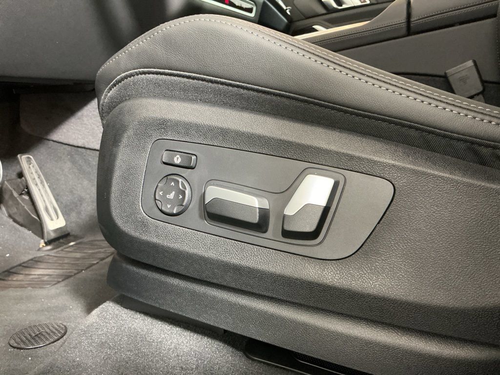 Used 2026 BMW X5 sDrive40i w/ M Sport Package RWD image 25