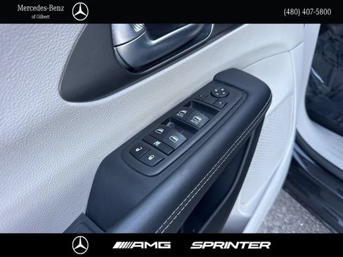 Used 2023 Chrysler Pacifica Touring-L FWD image 12