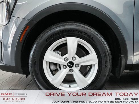 Used 2025 Kia Sorento LX image 9