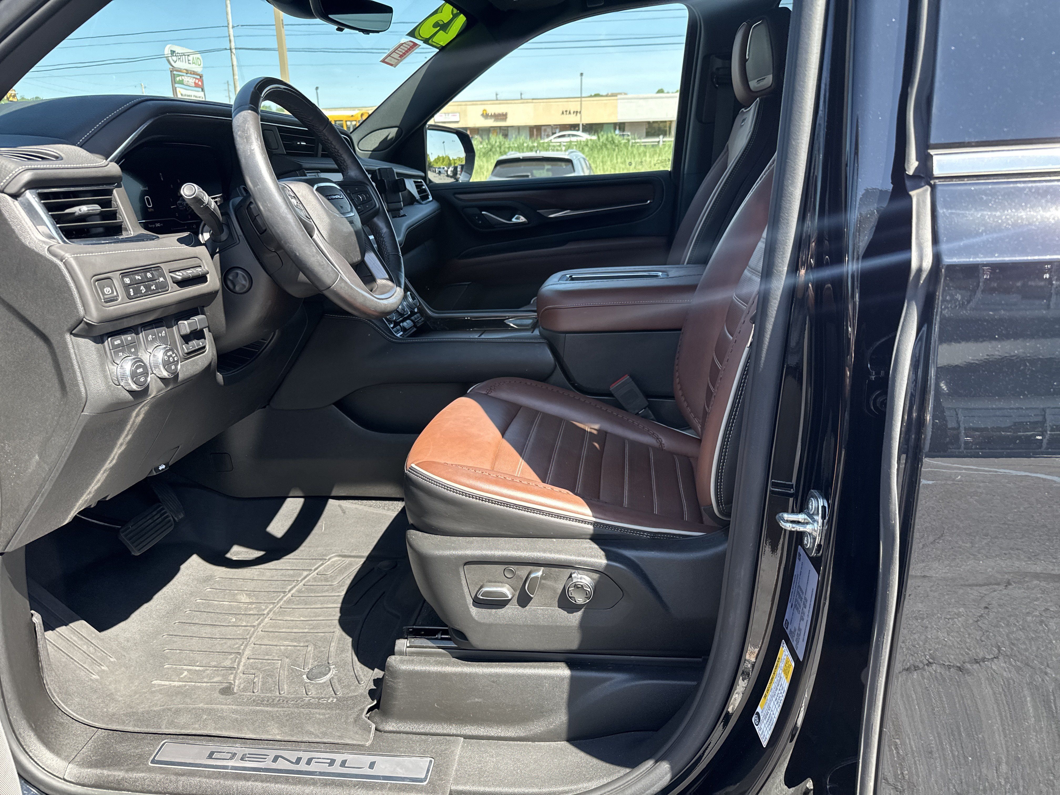 Used 2023 GMC Yukon Denali Ultimate AWD/4WD image 12