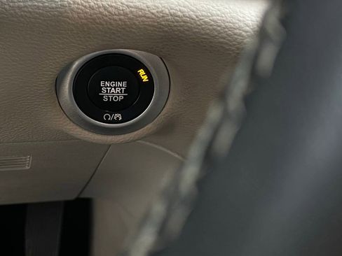 Used 2023 Chrysler Pacifica Limited FWD image 15