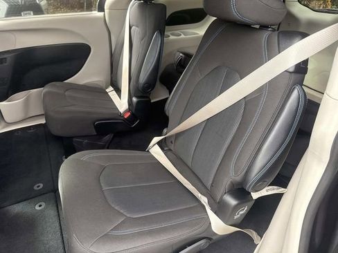 Used 2021 Chrysler Pacifica Touring image 11