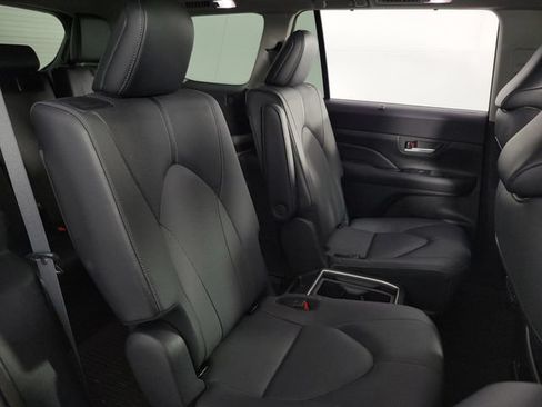 Used 2024 Toyota Grand Highlander AWD image 17