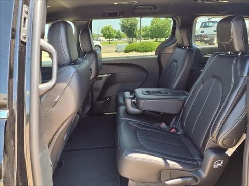 New 2026 Chrysler Pacifica Select FWD image 42