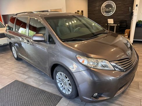 Used 2014 Toyota Sienna XLE w/ XLE Premium Package FWD image 2