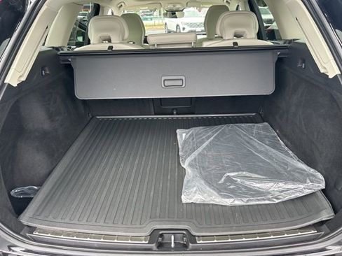 Used 2022 Volvo XC60 B5 Momentum w/ Climate Package image 10