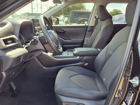 Used 2023 Toyota Highlander L FWD image 18